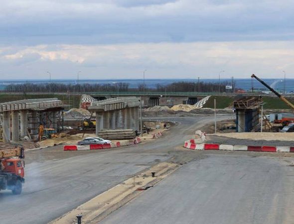 Монтаж мостовых пролётов на трассе М-4 «Дон» под Краснодаром